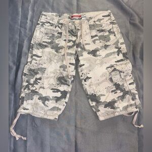 UNIONBAY Gray Camo Cargo Utility Capris Juniors Size 7